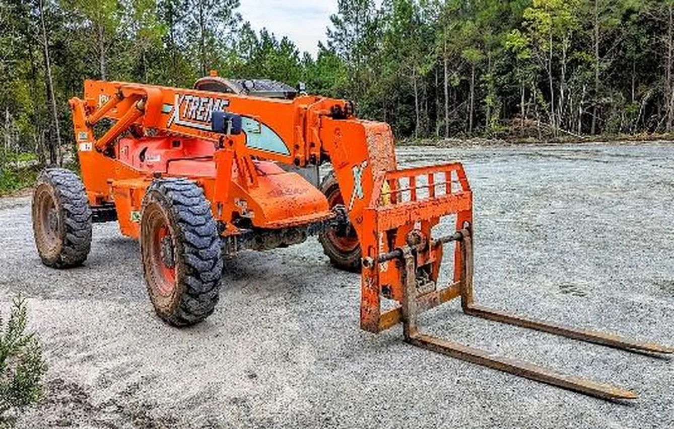 Telehandler with pallet forks