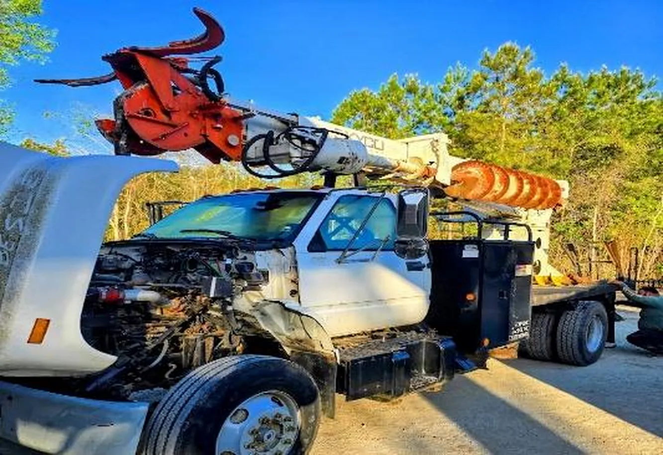 Chevy 7500 digger / grapple truck